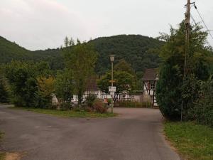 una calle con una casa y una montaña en Hetzinger Hof NRW, en Nideggen
