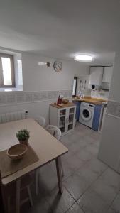małą kuchnię ze stołem i stołem sidx sidx sidx w obiekcie Apartamento en el Casco Viejo. Itsasargi w mieście Lekeitio