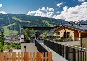 einen Balkon mit Bergblick in der Unterkunft Hotel Ferienalm in Schladming