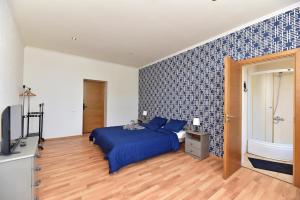 1 dormitorio con 1 cama y TV. en Telegrafs en Ventspils