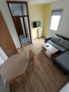 un soggiorno con un divano e un tavolo di stan na dan IM a Užice