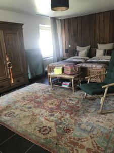 ein Wohnzimmer mit einem Bett, einem Tisch und einem Teppich in der Unterkunft FeWo PacoHaus nähe Willingen Diemelsee in Brilon