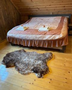 Un pat sau paturi într-o cameră la Domek u Janiego