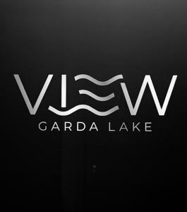 ブレンゾーネにあるVIEW Garda Lakeのカラリア湖の看板