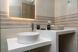 Ένα μπάνιο στο George's Apartments +51 φωτογραφίες