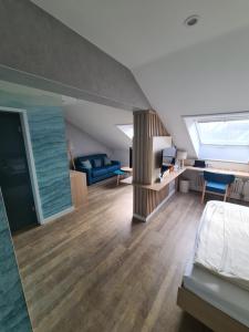 1 dormitorio con 1 cama y sala de estar en Stadthotel Engel, en Ettlingen
