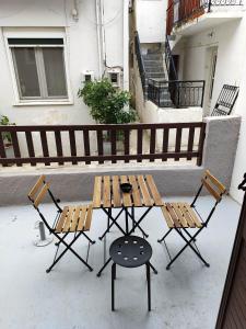 einen Picknicktisch und Stühle auf einer Terrasse in der Unterkunft Grecos ZERO SKIATHOS in Skiathos-Stadt