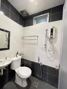 Koupelna v ubytování MR Homestay HotelStyle Room Teluk Intan + 37 fotografií