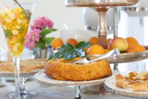 un tavolo ricoperto di pane e frutta di Hotel Rosmarina a Marina di Grosseto