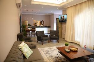 - un salon avec un canapé et une table dans l'établissement شاليهات أندلوسيا, à Riyad