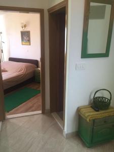 Pokój z sypialnią z łóżkiem i lustrem w obiekcie Apartments Lile w mieście Živogošće