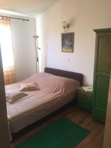 sypialnia z łóżkiem i zieloną komodą w obiekcie Apartments Lile w mieście Živogošće