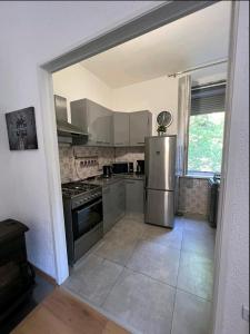 een keuken met roestvrijstalen apparatuur en een raam bij apartment Eva in Pula
