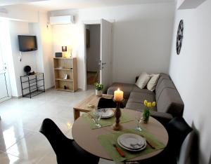 Central Luxury Flat 2 في خيوس: غرفة معيشة مع طاولة وأريكة
