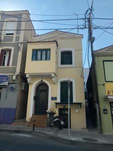 dom ze skuterem zaparkowanym przed nim w obiekcie Central Luxury Flat 2 w Chios