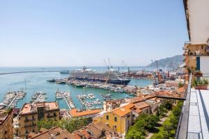una vista di un porto con barche in acqua di Dimora dei Naviganti - 15 Min dalla Costiera Amalfitana Vista Mare con Jacuzzi a Salerno