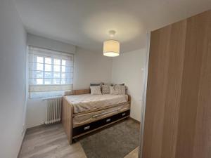 Un pat sau paturi într-o cameră la Tu Piso en Portonovo