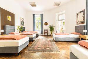 um quarto com quatro camas e um tapete em Das Hostel na Cracóvia