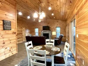 una sala da pranzo con tavolo, sedie e camino di Perfect Stay for Fishing, Hiking, R&R - Charming Sapphire Bear Home a Tellico Plains