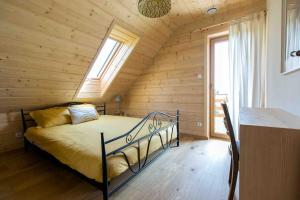 a bedroom with a bed in a log cabin at Chata Buena Vista 