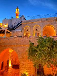 ein Gebäude mit einem Leuchtturm darüber in der Unterkunft Dara Konagı in Mardin