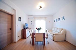 sala de estar con mesa y sofá en Apartman Marin-Dalmatian way of vacation, en Gornje Selo