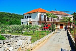 una casa en una colina con una pared de piedra en Apartman Marin-Dalmatian way of vacation, en Gornje Selo