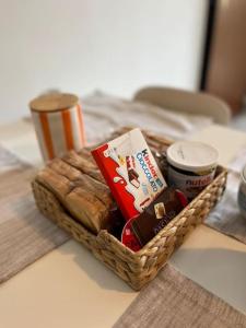 um cesto de pão e outros alimentos sobre uma mesa em Casa caretta caretta em Manfredónia