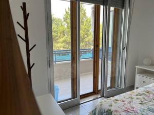 um quarto com uma janela com vista para uma piscina em Casa caretta caretta em Manfredónia