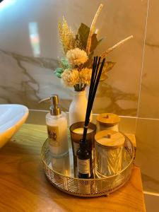 a tray with cosmetics and flowers on a table at Emily's House in Castro Daire