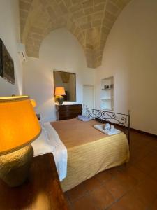 ein Schlafzimmer mit einem großen Bett in einem Zimmer in der Unterkunft Palazzo Giordano Luxury Rooms in Squinzano