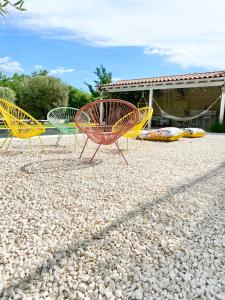 a group of chairs sitting on top of a gravel ground at villa Luberon in Saint-Saturnin-les-Apt