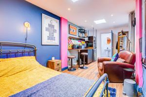 a bedroom with a bed and a blue wall at Pass the Keys Cosy Studio flat near hospital in Westcliff-On-Sea