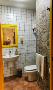 y baño con lavabo, aseo y espejo. en Casiñas A Granxa en Vimianzo