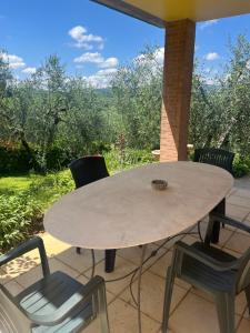 einen Tisch und Stühle auf einer Terrasse mit Aussicht in der Unterkunft Fattoria Antonella in San Gimignano
