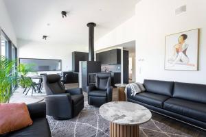 sala de estar con sofá y mesa en Villa Eslahti - Seafront/Jacuzzi, en Porvoo