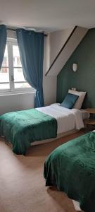 1 dormitorio con 2 camas y ventana en la madeleine en Saint-Benoît-sur-Loire