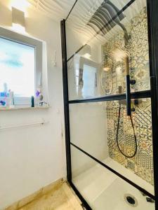 y baño con ducha y puerta de cristal. en Maison à 5min Calanques, en Ensuès-la-Redonne