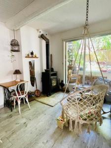 een kamer met een schommelstoel en een tafel bij Maison à 5min Calanques in Ensuès-la-Redonne