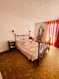 een slaapkamer met een bed en een spiegel in een kamer bij Maison à 5min Calanques in Ensuès-la-Redonne
