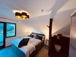 1 dormitorio con 1 cama en una habitación con ventana en Ferienhaus Greta, en Mastershausen