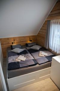 1 cama con 2 almohadas en una habitación en ALPEART HOLIDAY units en Bohinj