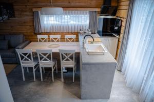 - une cuisine et une salle à manger avec une table et des chaises dans l'établissement ALPEART HOLIDAY units, à Bohinj