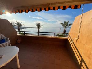un balcón con vista al mar en exclusiva primera línea de playa, en Aguadulce