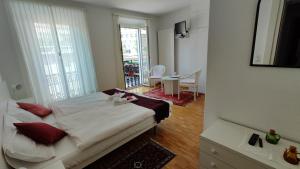 een slaapkamer met een bed en een woonkamer bij Hotel Scaletta in Locarno