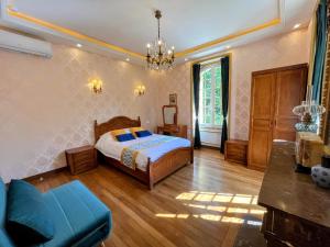 1 dormitorio con 1 cama y 1 sofá en Château de Moliens, en Moliens