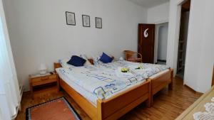 Schlafzimmer mit einem Bett mit blauer Decke in der Unterkunft Hotel Scaletta in Locarno
