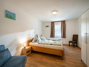 ein Schlafzimmer mit einem Bett und einem Sofa in der Unterkunft Apartement Eil in Söll