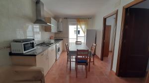 Kuchyňa alebo kuchynka v ubytovaní apto centrico Tirso de Molina solo familias + 3 fotografie