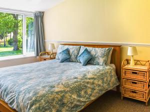 Katil atau katil-katil dalam bilik di Beachborough Park Summer House